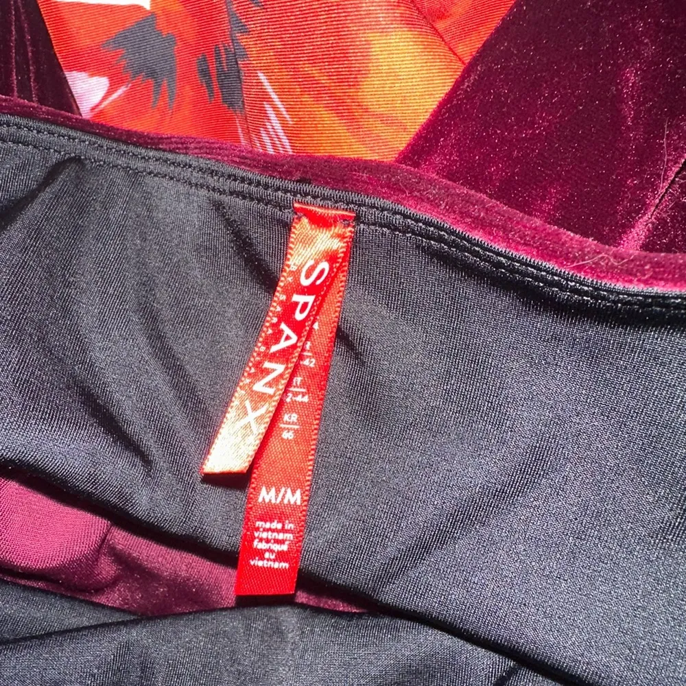 Spanx High Waisted Velvet Leggings - Burgundy Size M - Image 4