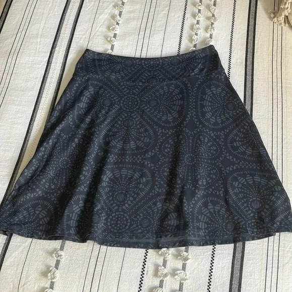 Patagonia • printed jersey athleisure skirt - Image 8