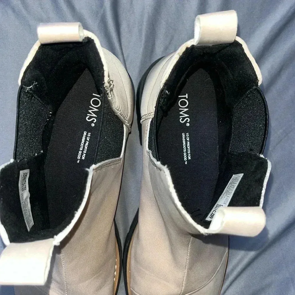 TOMS Skylar Sahara Suede 8.5 Chelsea Ankle Boots Quilted Detail Lug Sole Pull On - Image 10