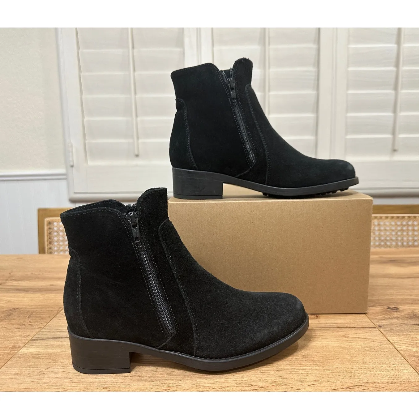 La Canadienne Saria Booties Ankle Boots Black Suede Size 6 NWOB Waterproof Upper - Image 3