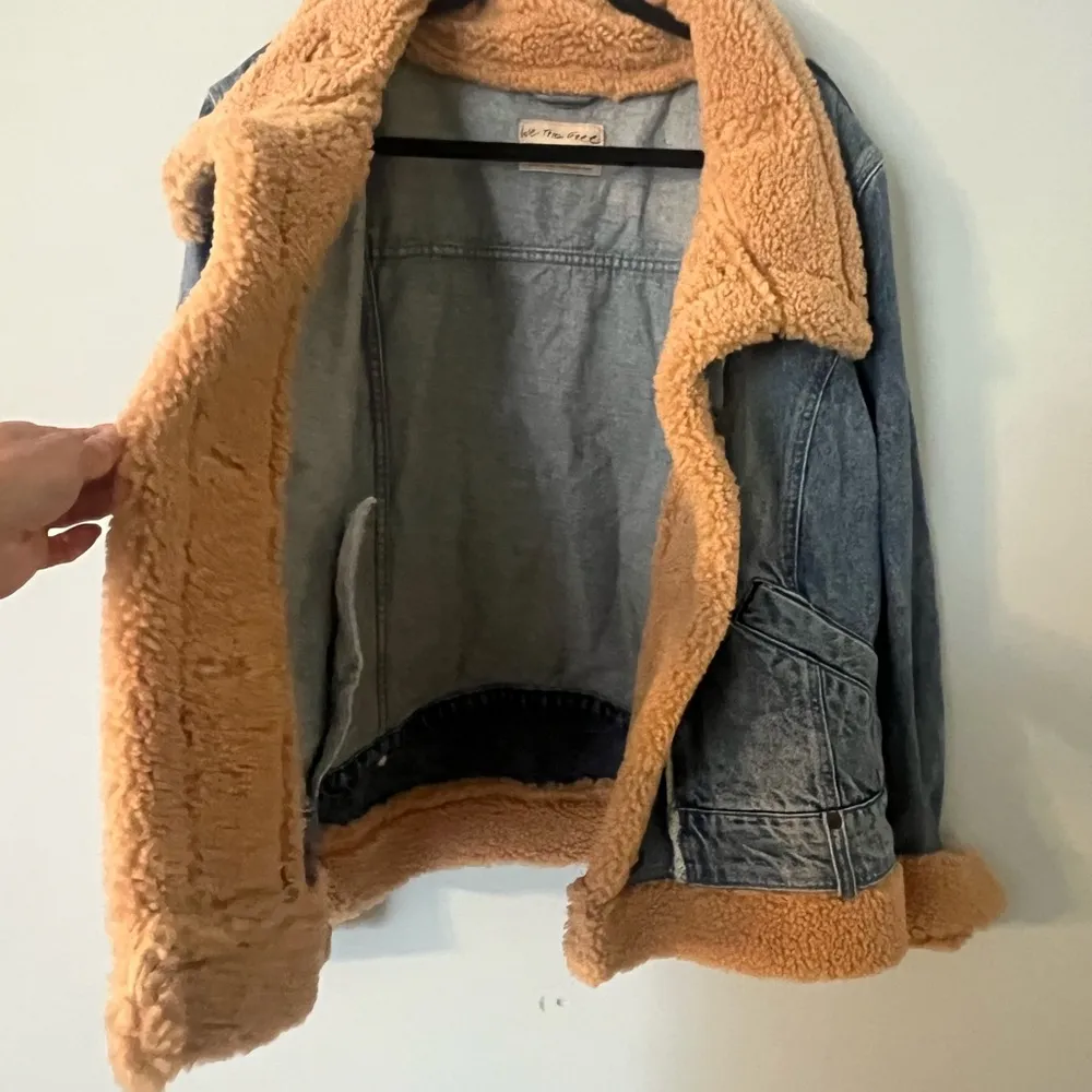 Free People Rylee Denim Jacket Faux Shearling Lined – Med Wash – Size Large NWT - Image 7