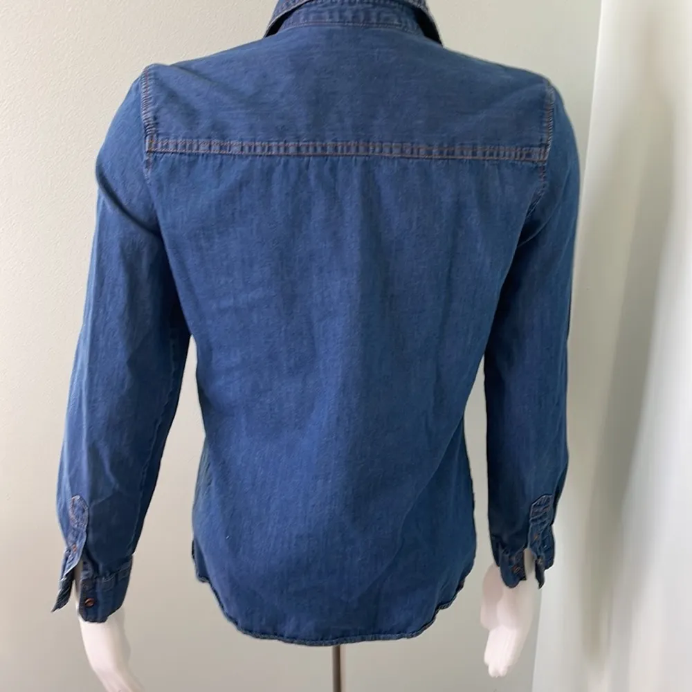 Zara embroidered flower classic chambray button down shirt size small - Image 4