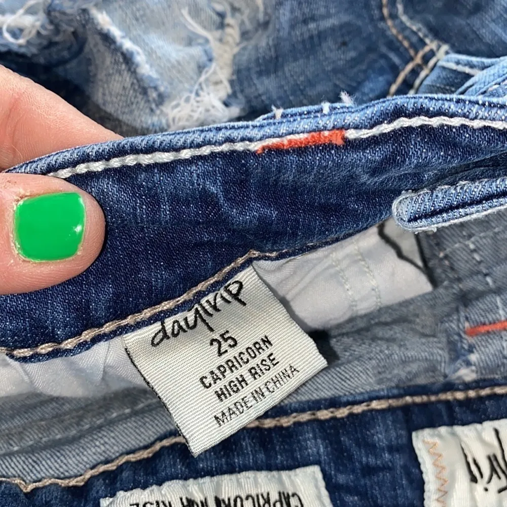 Daytrip distressed shorts jean denim Capricorn high rise‎ size 25 - Image 4