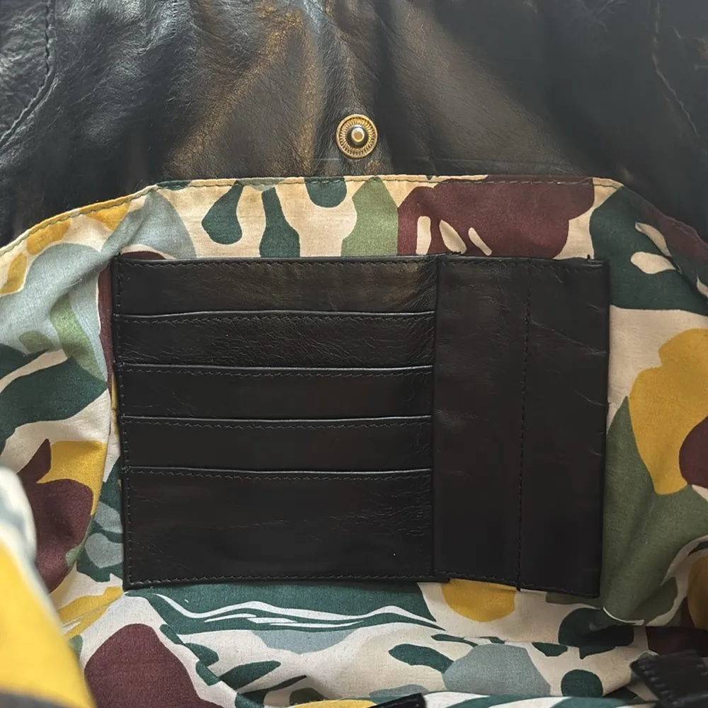 LATICO BLACK LEATHER SATCHEL BAG
BRASS HARDWARE ZIPPER COLSURE WITH SNAP POCKET - Image 4