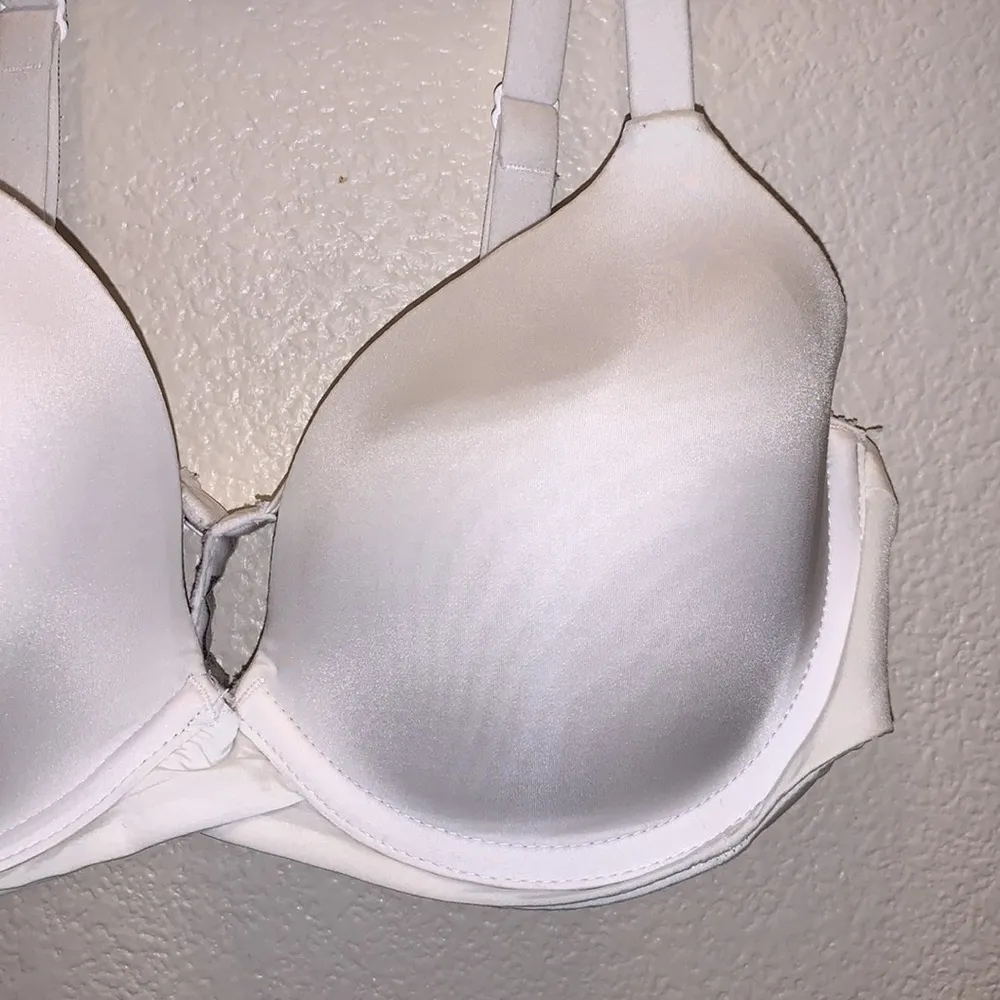 white lightly padded wired bra 34B - Image 3