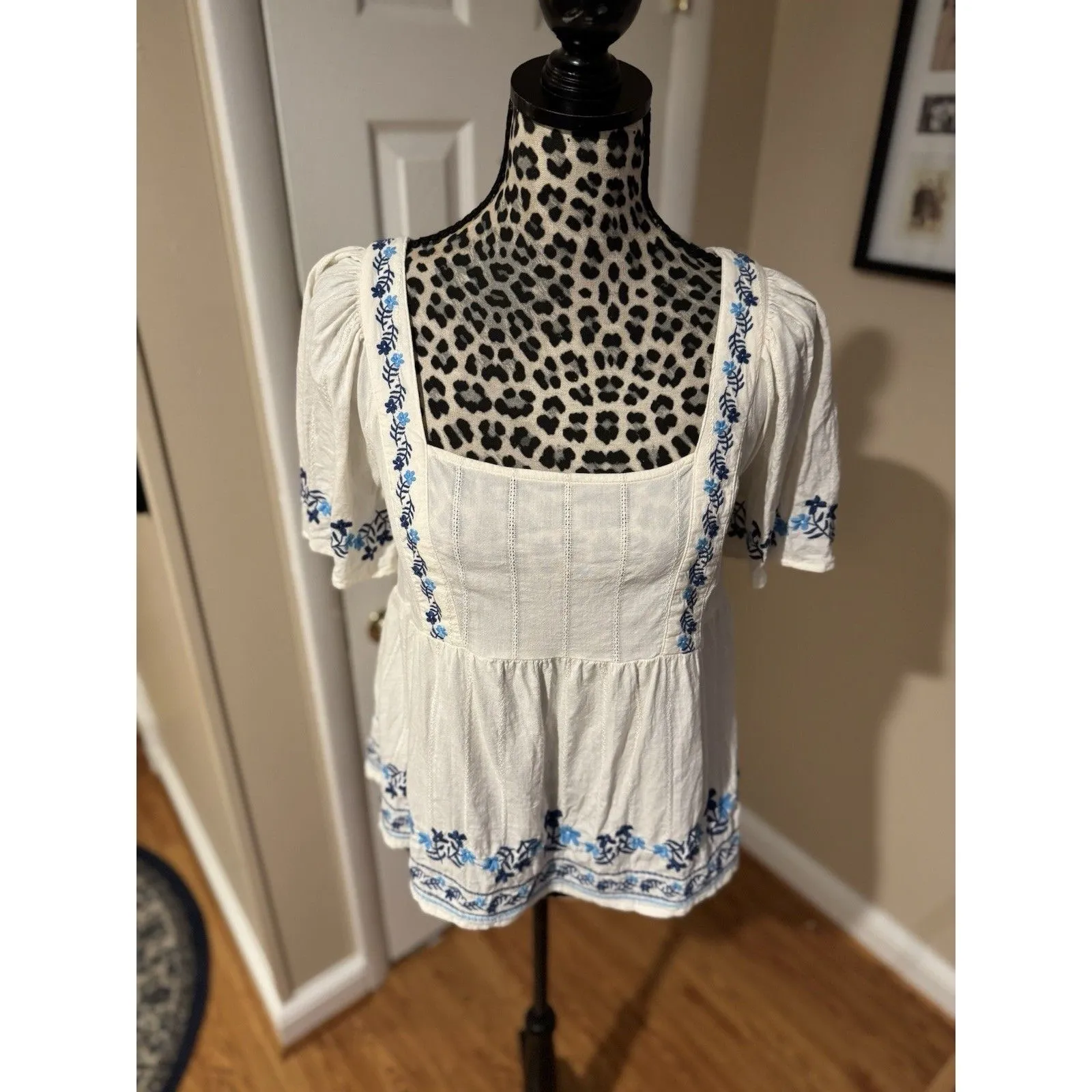 Old Navy Woman Blouse Sz M Ivory Short Sleeve Blue Embroidered Boho Top Peasant - Image 2