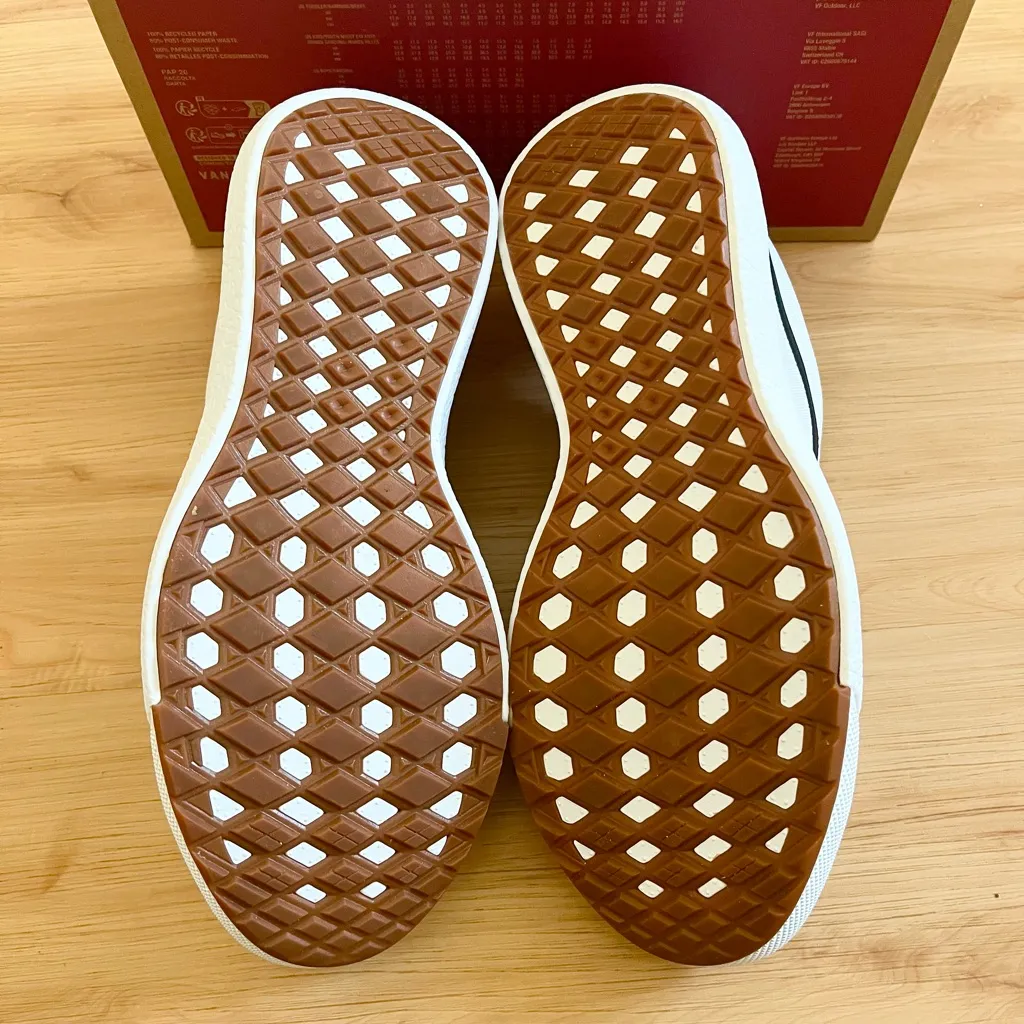 Vans Ultrarange Exo White
VNOA4U1KWHT Women 10.0 US Men
8.5 US - Image 10