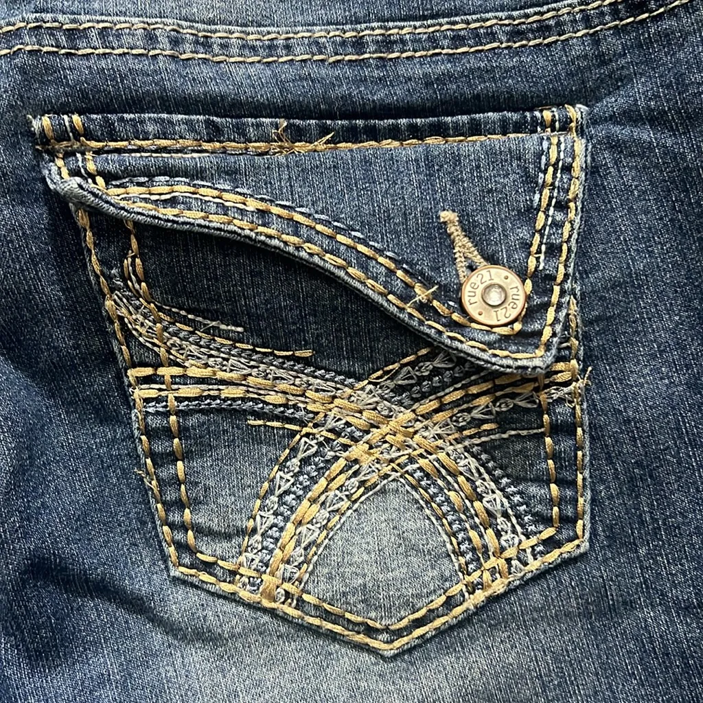 Rue 21, Capris, Distressed, Size 9/10 Curvy - Image 3