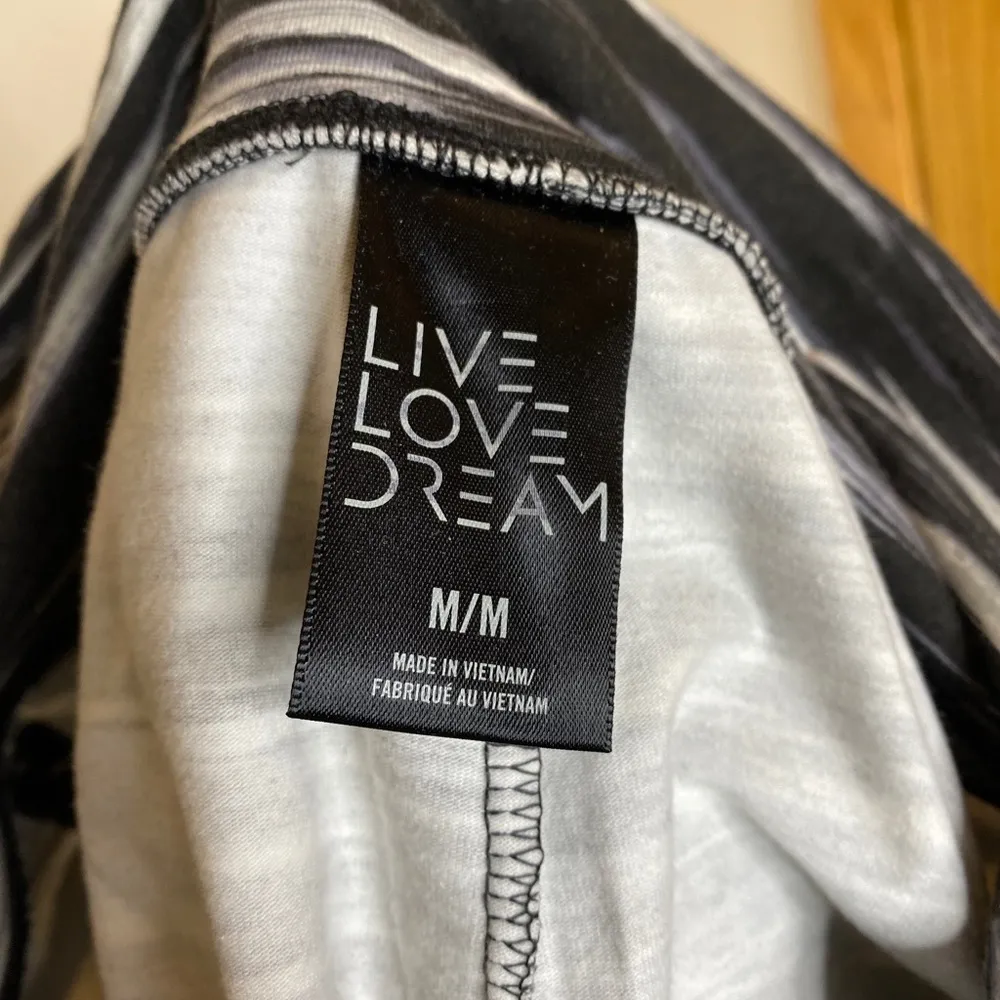 3/$10 Live Love Dream workout capri leggings, size M - Image 5