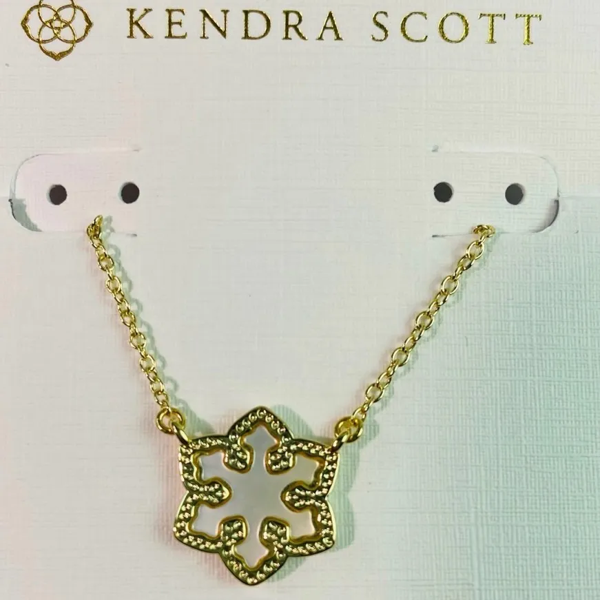 Kendra Scott Snowflake Gold Short
Pendant Necklace - Image 2