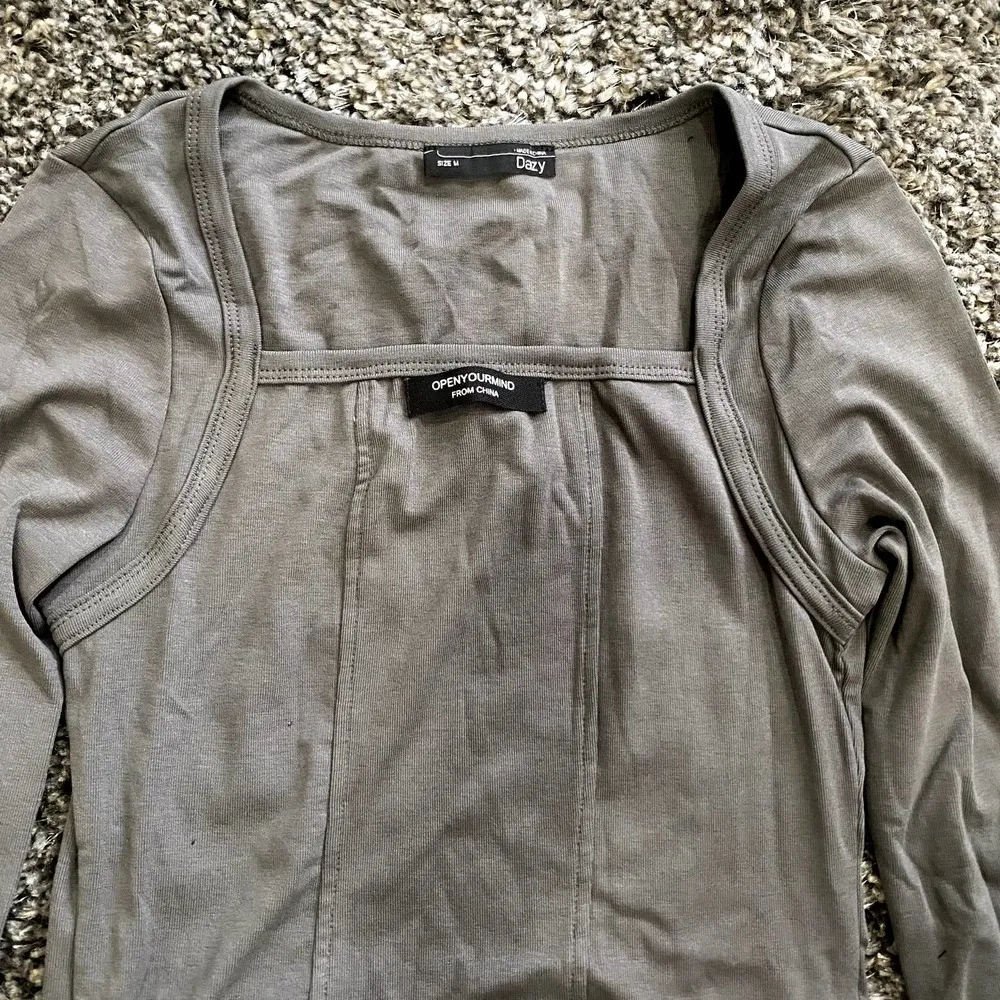 DAZY Cropped Long Sleeve Top in Gray, Size M​​​​​​ Gray Size M - Image 3