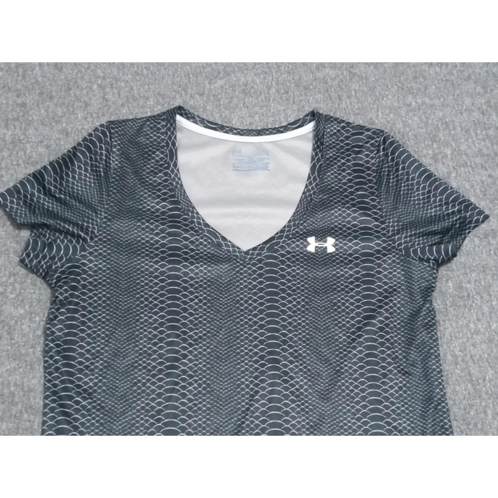 Under Armour Women's T Shirt Snake Pattern Short Slevee Black/ Gray Size Large - Image 4