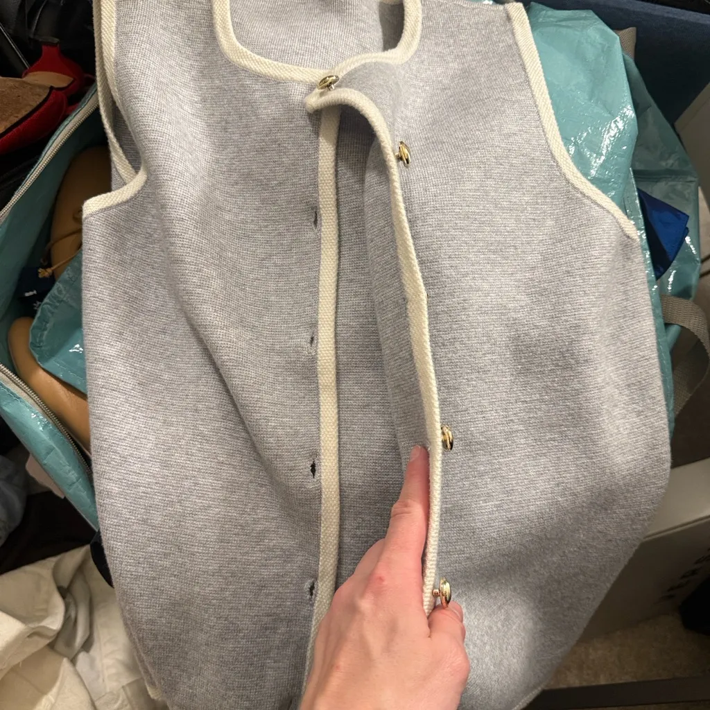 NWT Abercrombie & Fitch Mara Crew Sleeveless Button-Up Vest size large! - Image 2