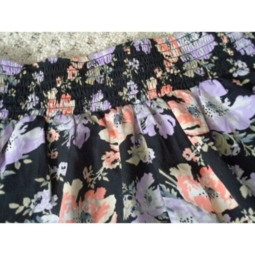 Kimchi Blue women's medium black Floral pull-on shorts - Image 2