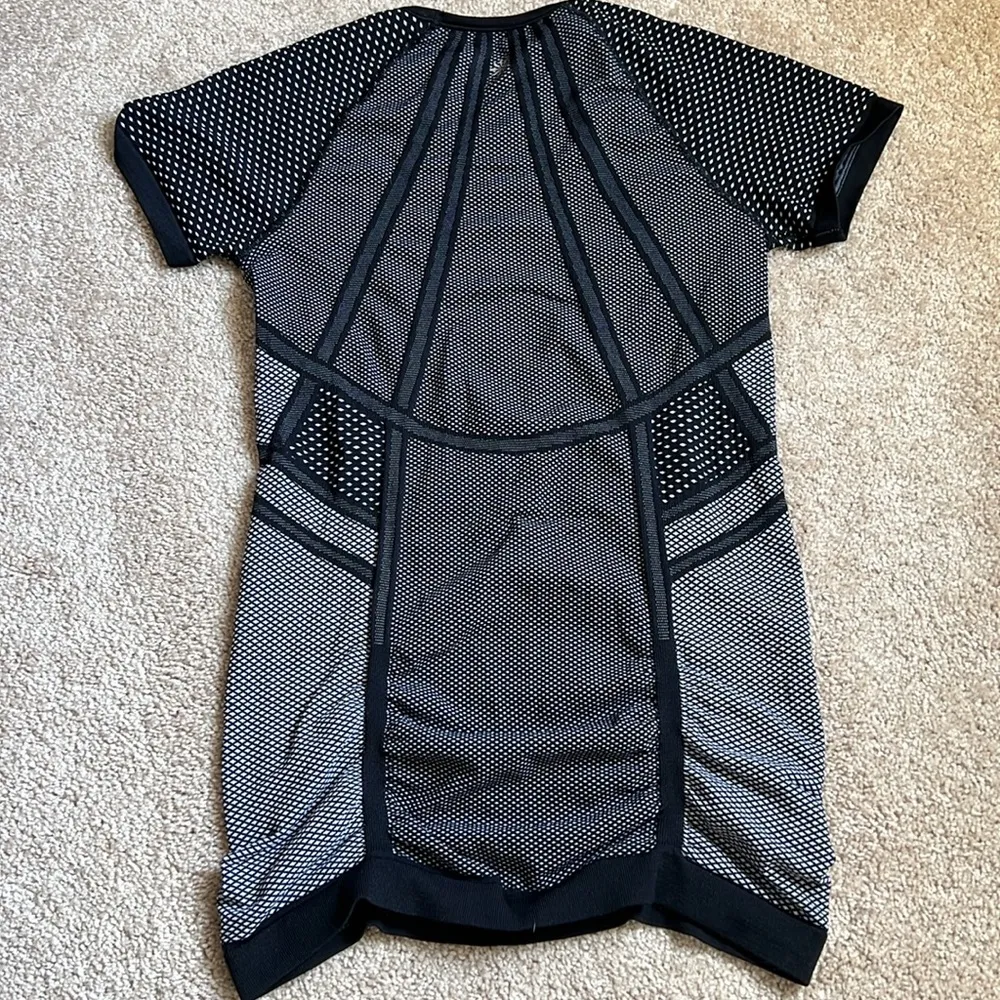 Speedlight Seamless Black & White Tee  Size Medium - Image 7