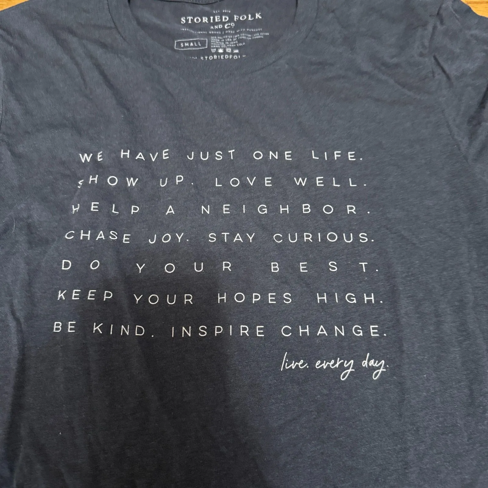 STORIED‎ FOLK & CO. LIVE EVERY DAY TEE | DARK GRAY Small - Image 3