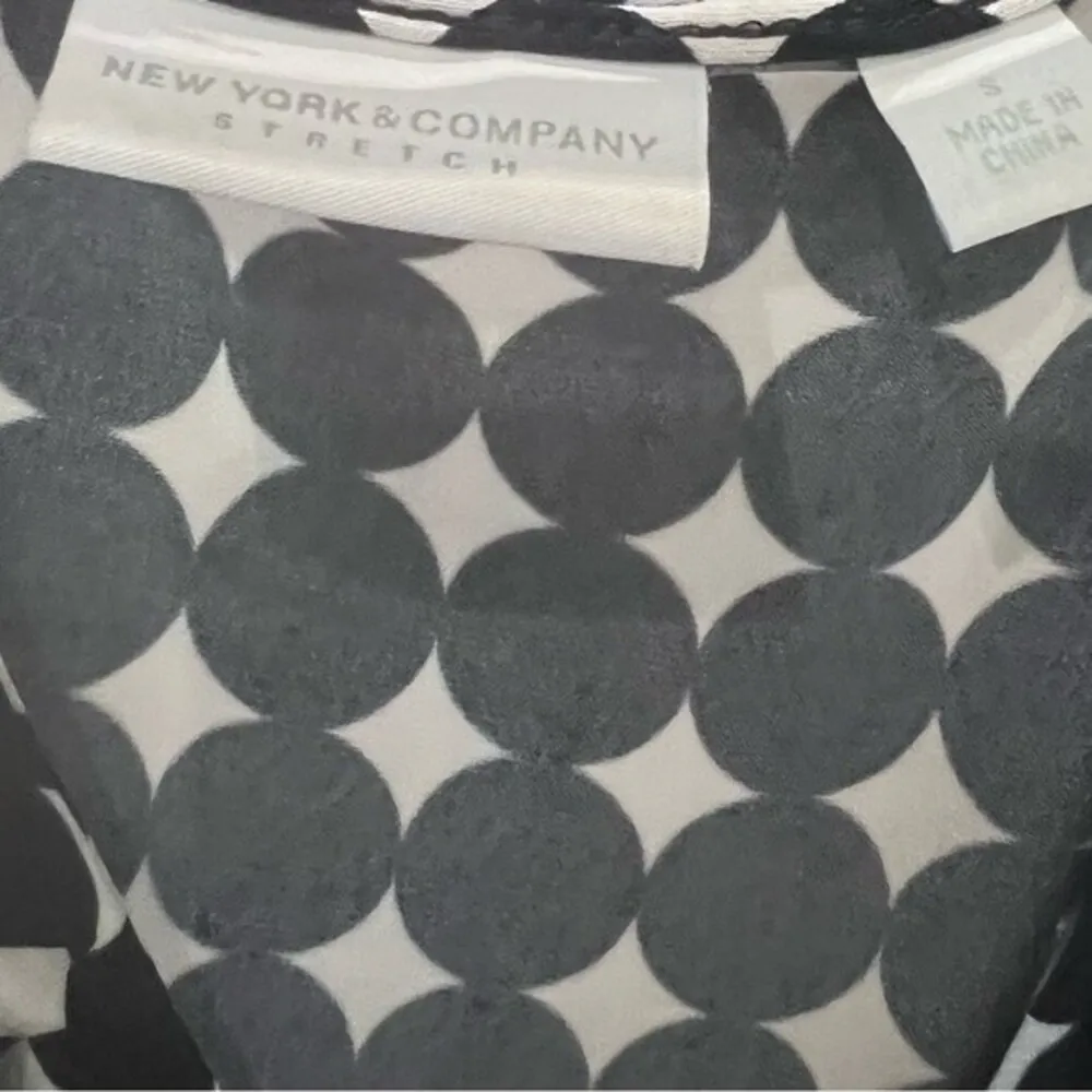 New York & Company navy and white polka dot top size small - Image 3