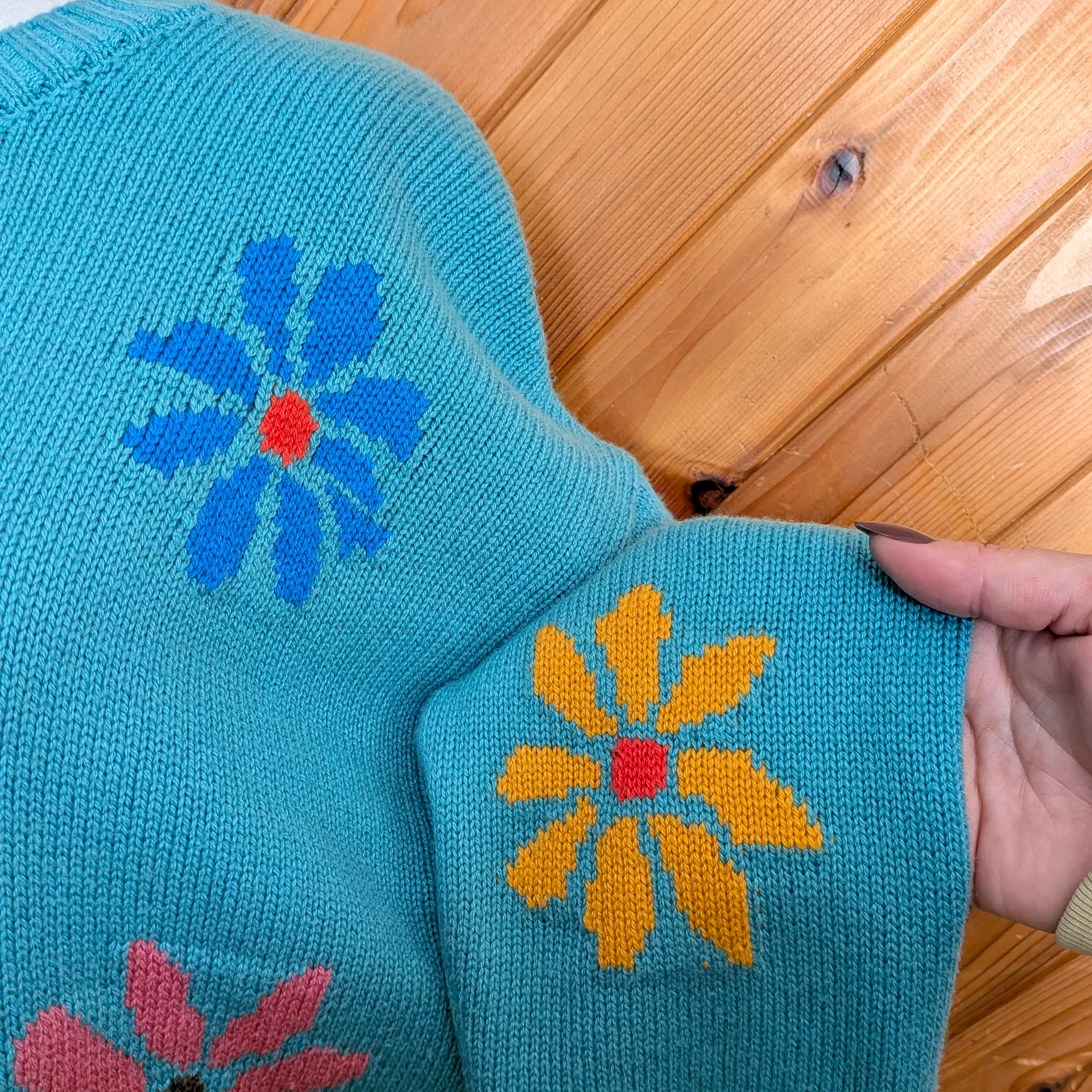 Rails Turquoise Sweater with Multicolor Floral Design Size Medium - Image 5