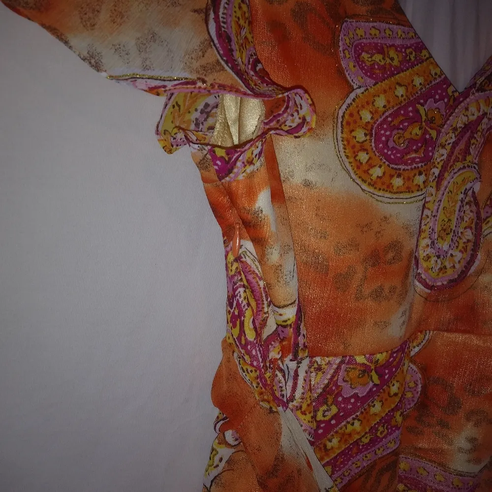 DAISY FUENTES M/L Bright Paisley Floral Lined Tie Back Top in Orange Pink - Image 4