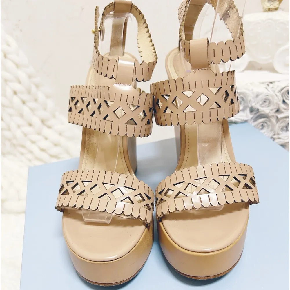 Authentic CHLOE Nude Leather Scalloped / Perforated Sandals / Wedges - Image 6