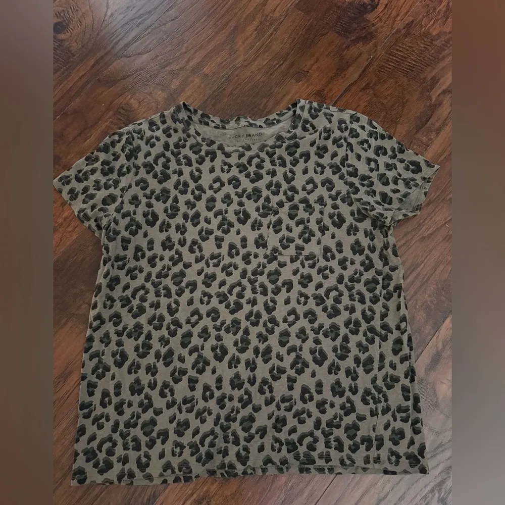 Lucky Brand Women’s Olive Leopard Pocket Tee size XL - Image 3