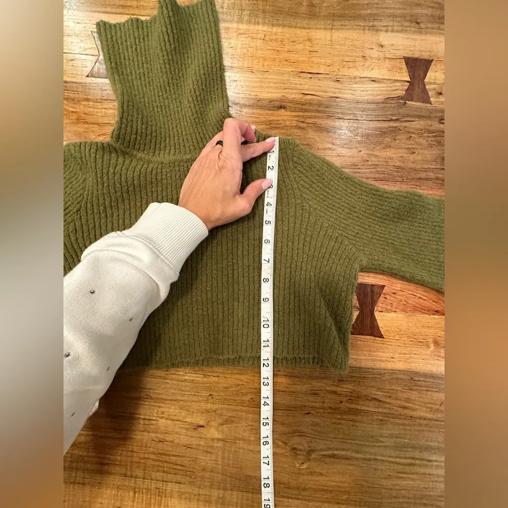 EUC Camila Coelho (REVOLVE ) Green Cowl Neck Cropped Sweater w ballon sleeves - Image 8