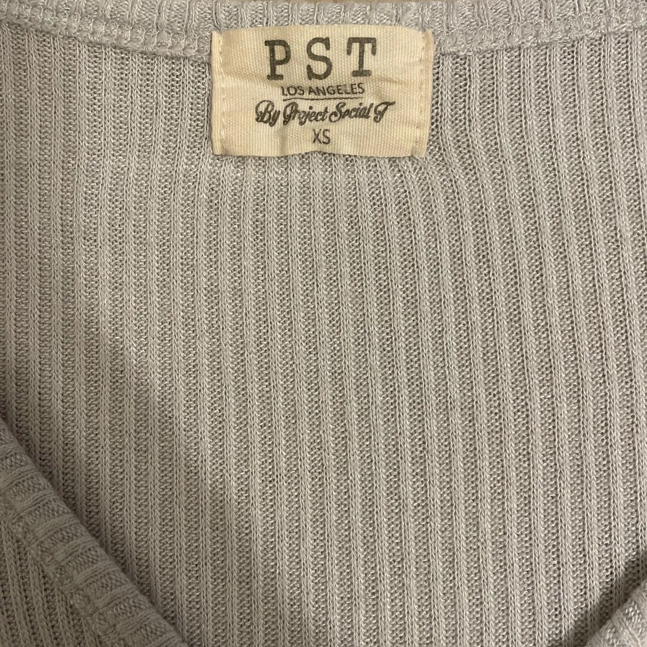 Greyish White Vneck Short Sleeve Top Size XS - Image 3