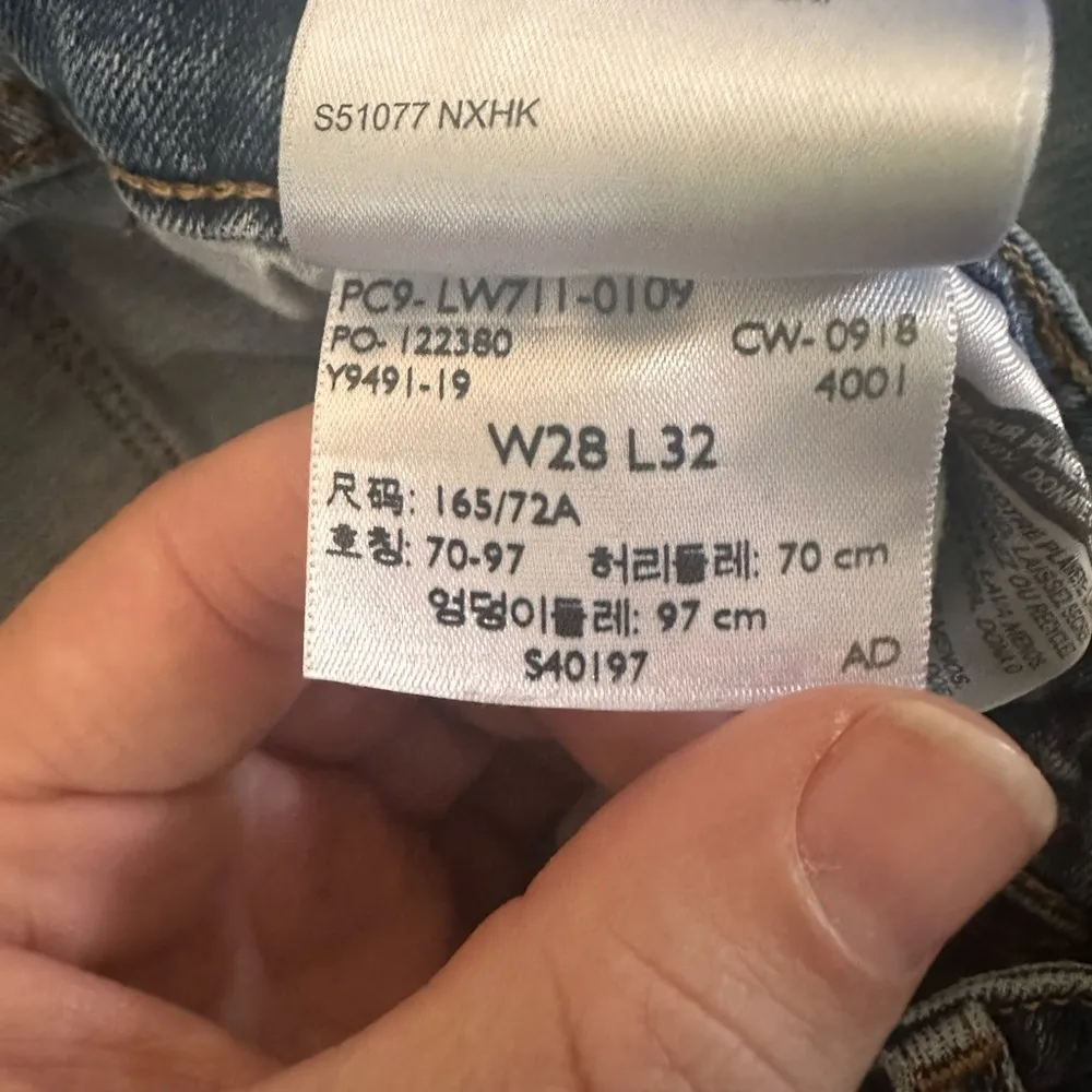 Levi 711 skinny jeans - medium wash size 28 (W 28 L32) - Image 6