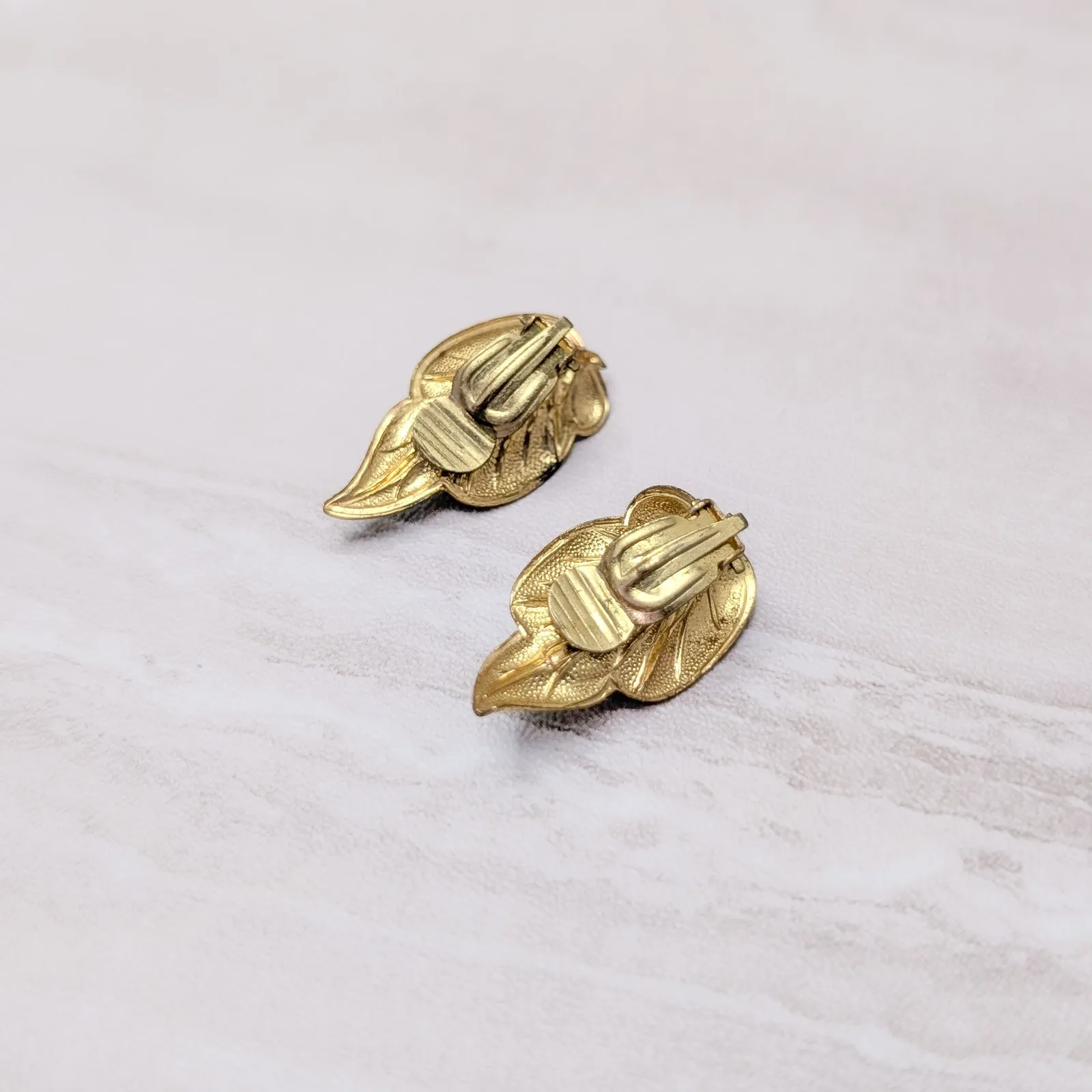 Vintage Clip On Earrings Light Green, Gold Tone, Faux Pearl - Image 8