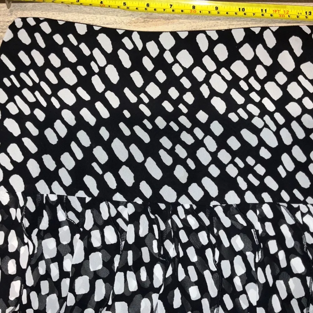 WHITE HOUSE BLACK MARKET Ruffled Print Work Skirt - Side Zipper - Size 0 Small - Image 5