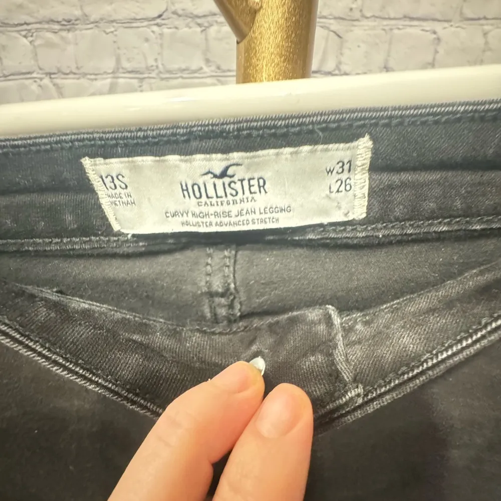 Hollister Black Curvy High- Rise Jean Leggings Size 13S Raw Hem Size 31x26 - Image 5