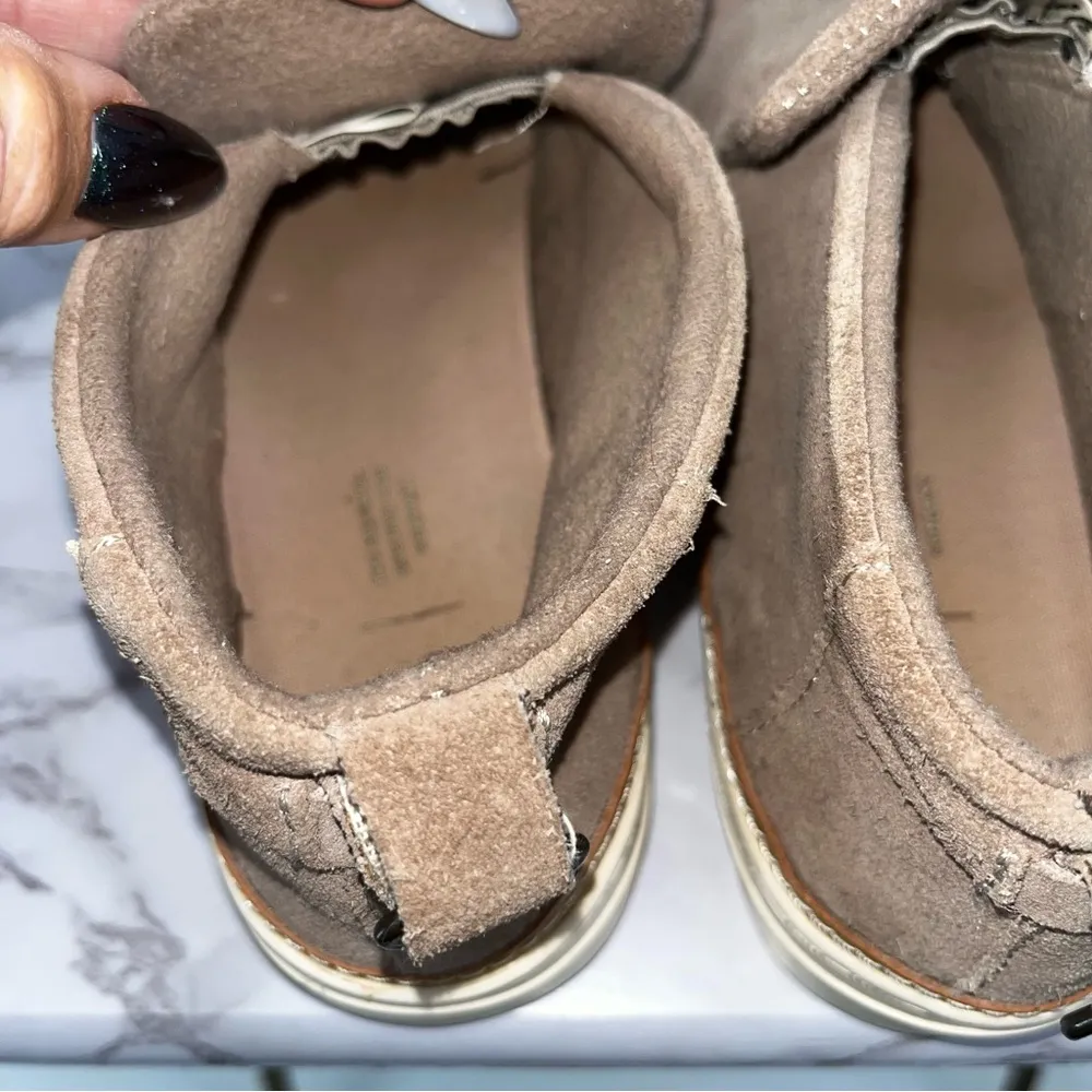 TOMS Paxton Ankle Sneaker Light‎ Taupe Suede Size 7 Casual Comfy Slip On Cushion - Image 5