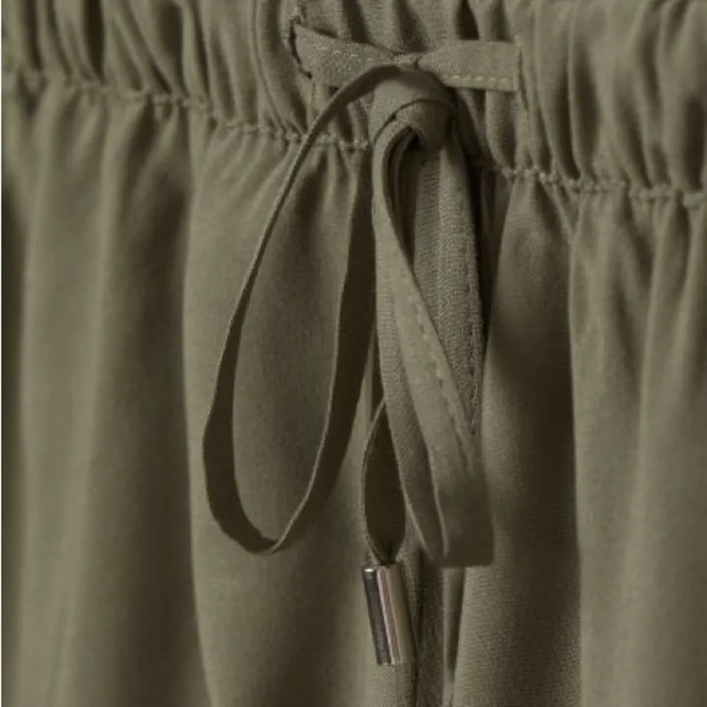 H&M Divided Pull On Short Shorts Olive Green Size 2 - Image 2