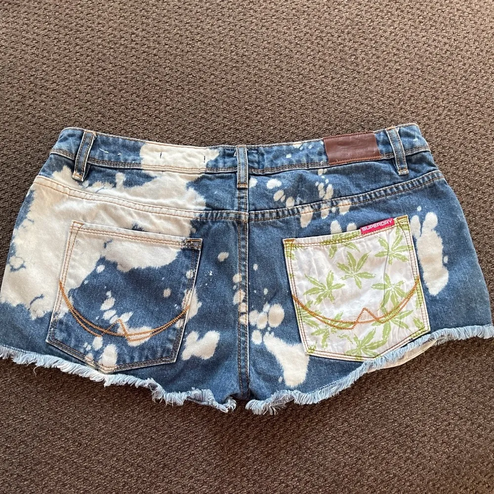 Vintage Superdry acid wash tomboy short, Women's size 30w - Image 4