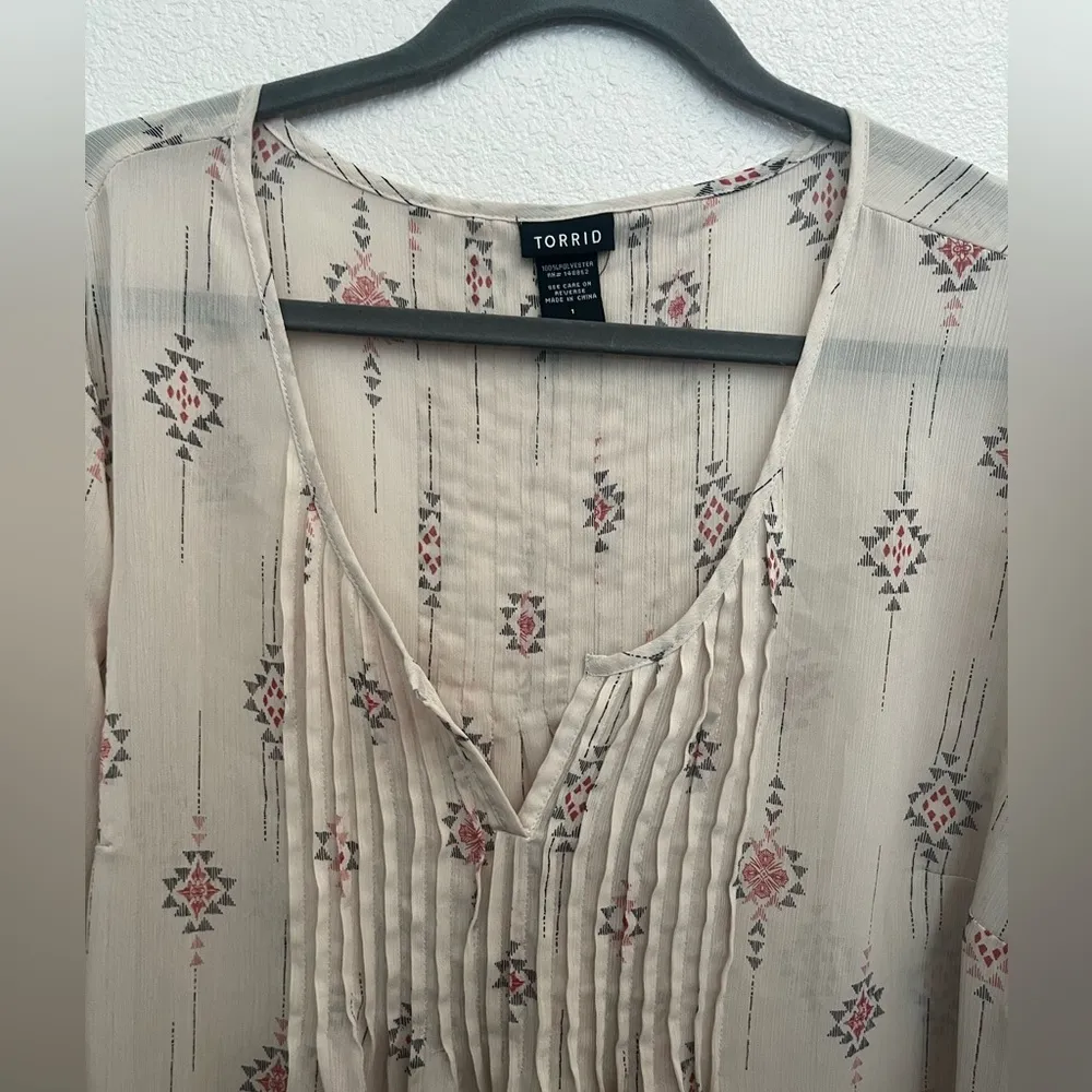 Torrid  Sheer Aztec Tunic Top Size 1X Cream 3/4 Sleeve V Neck Pleated - Image 5