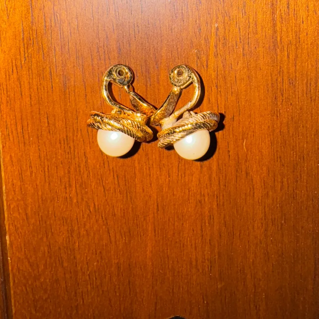 Vintage Monet Gold Tone Faux Pearl Clip On Earrings Signed Pearls - Image 2