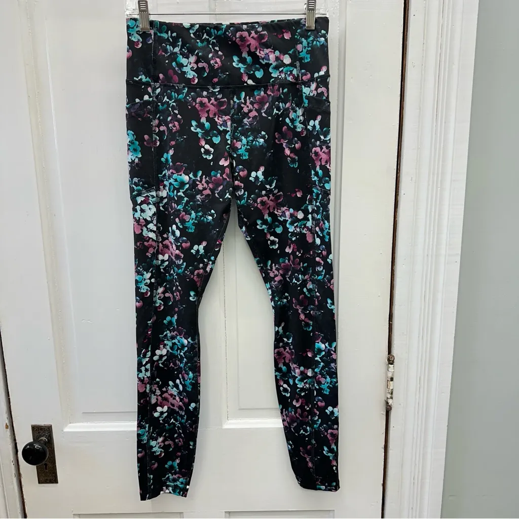 Floral athletic capri with side pockets women's medium 8 10‎ - Image 3