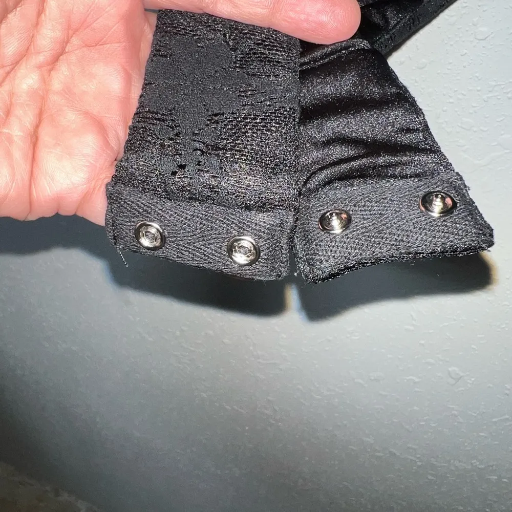 New with Tags Lulus Black Lace Bodysuit Long Sleeve Plunging Neckline Intimate - Image 4