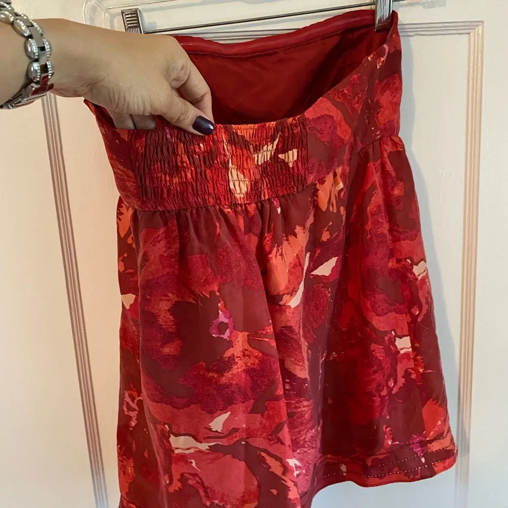 Banana Republic Women’s Red Abstract Floral Strapless Top Size 6P - Image 3