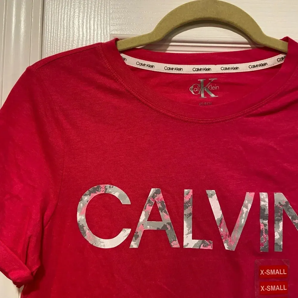 NWT Calvin Klein Pink Short Sleeve Camo Logo Tee Shirt Split Hem Soft Size XS - Image 3
