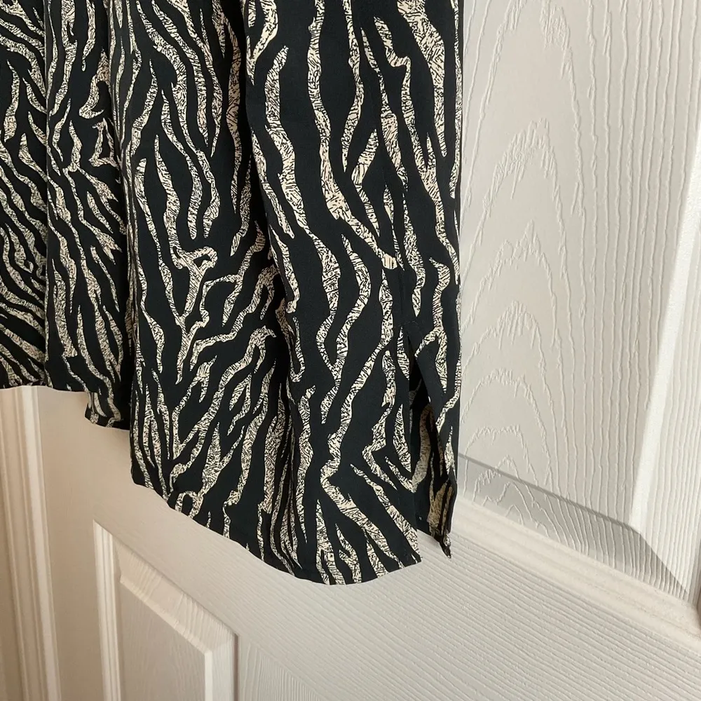 Black and Cream Zebra Print Shirt women Size L - Image 5