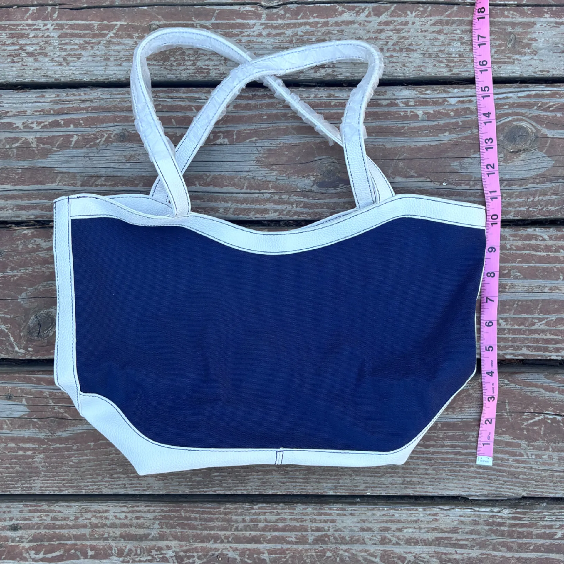 Estée Lauder Like New Condition Purse - Image 3