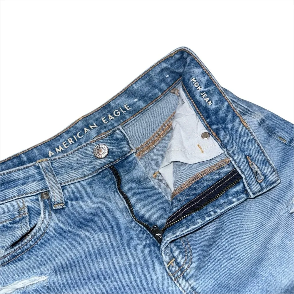 American Eagle High Rise Mom Jeans Light Wash Ripped Stretch Women’s Size 0 - Image 4