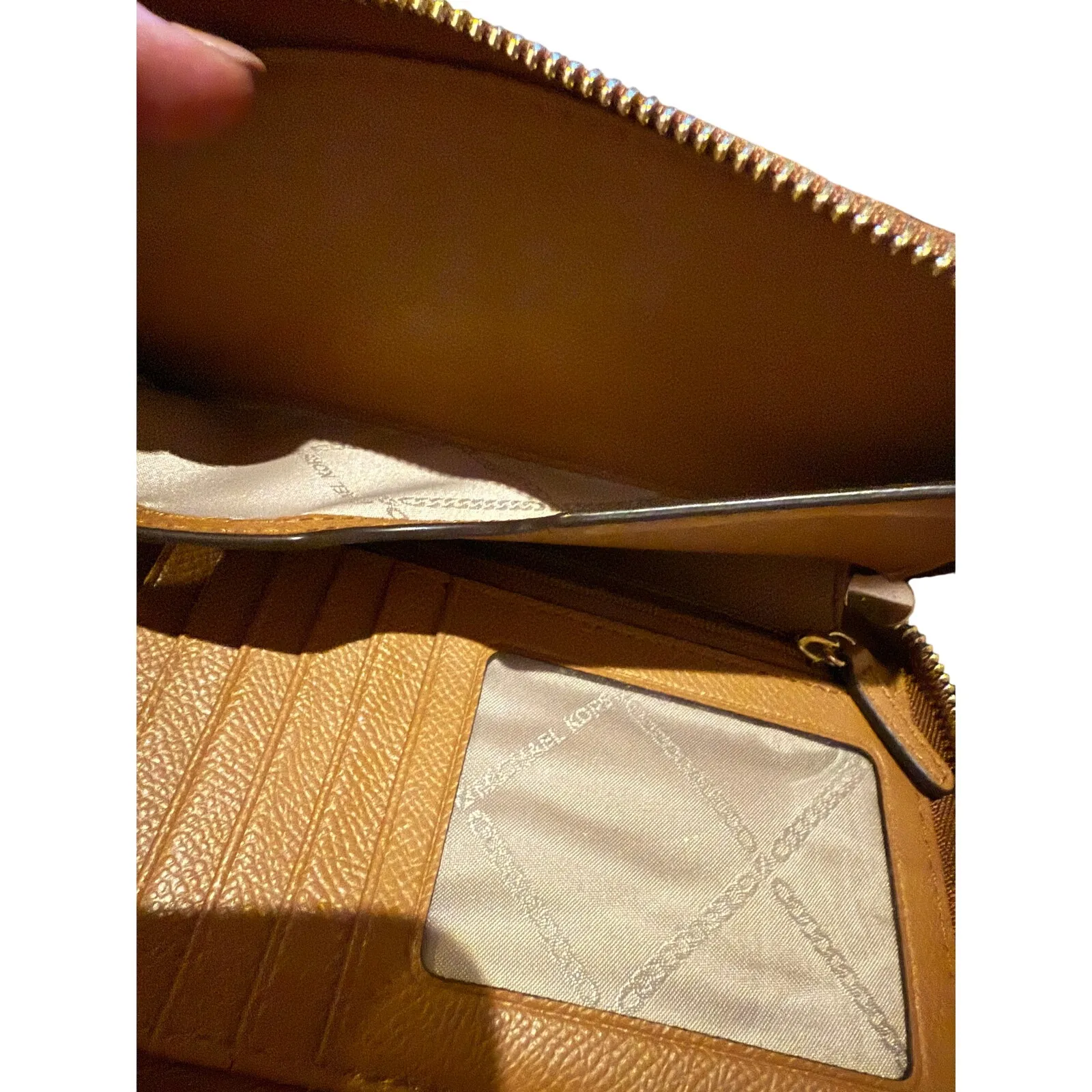 Michael Kors  Jet Set Large Husk Leather Multi-Function Wristlet Wallet - Image 5