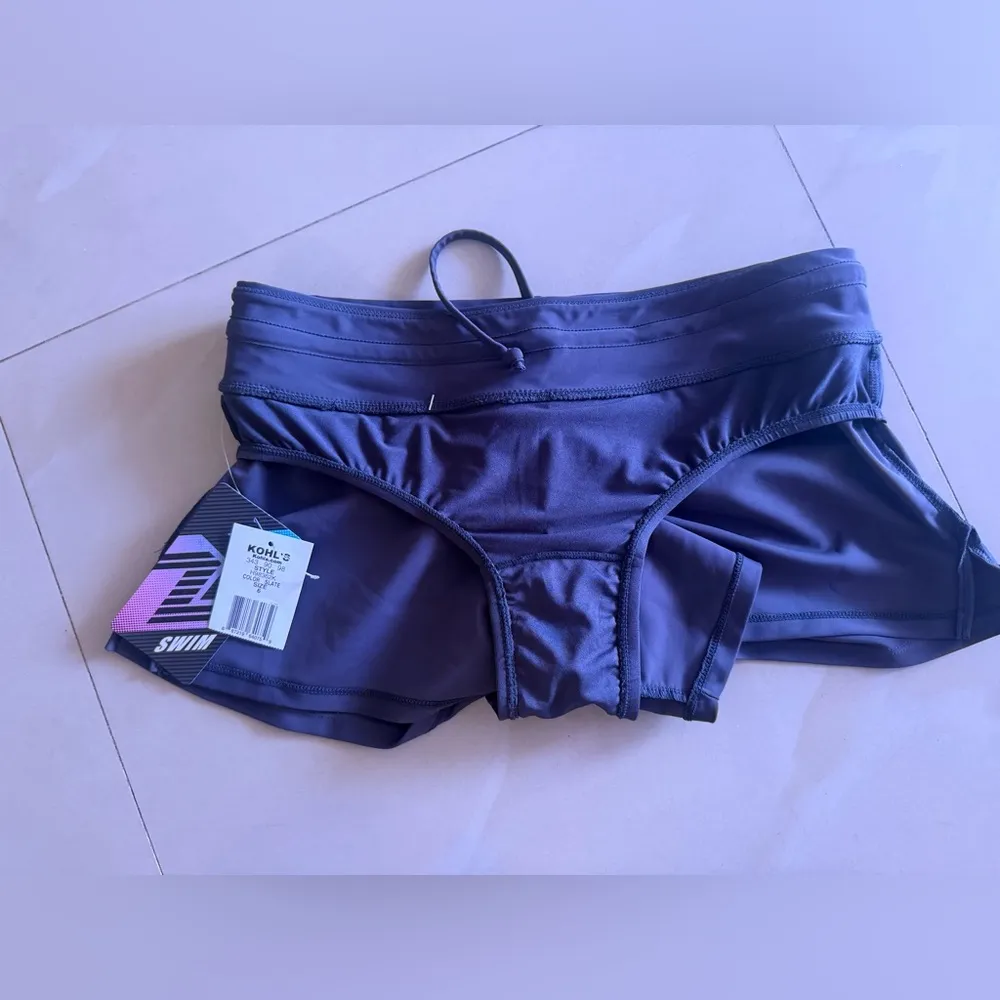 ZeroXposur Women's Swim Shorts gray size 6 elastic waist - Image 4