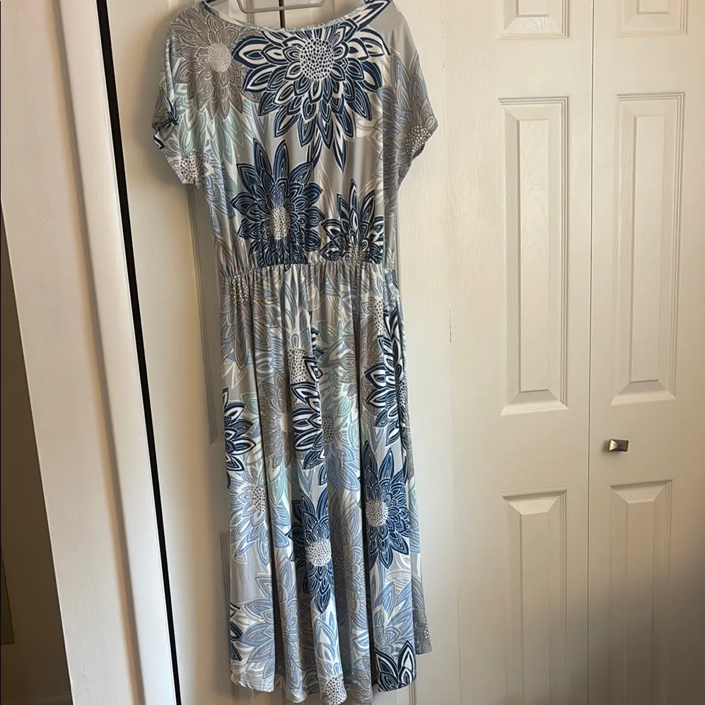 NWT! Amelia Lames Floral Blue/Gray/White Women's Dress. Size 2x Blue - Image 4