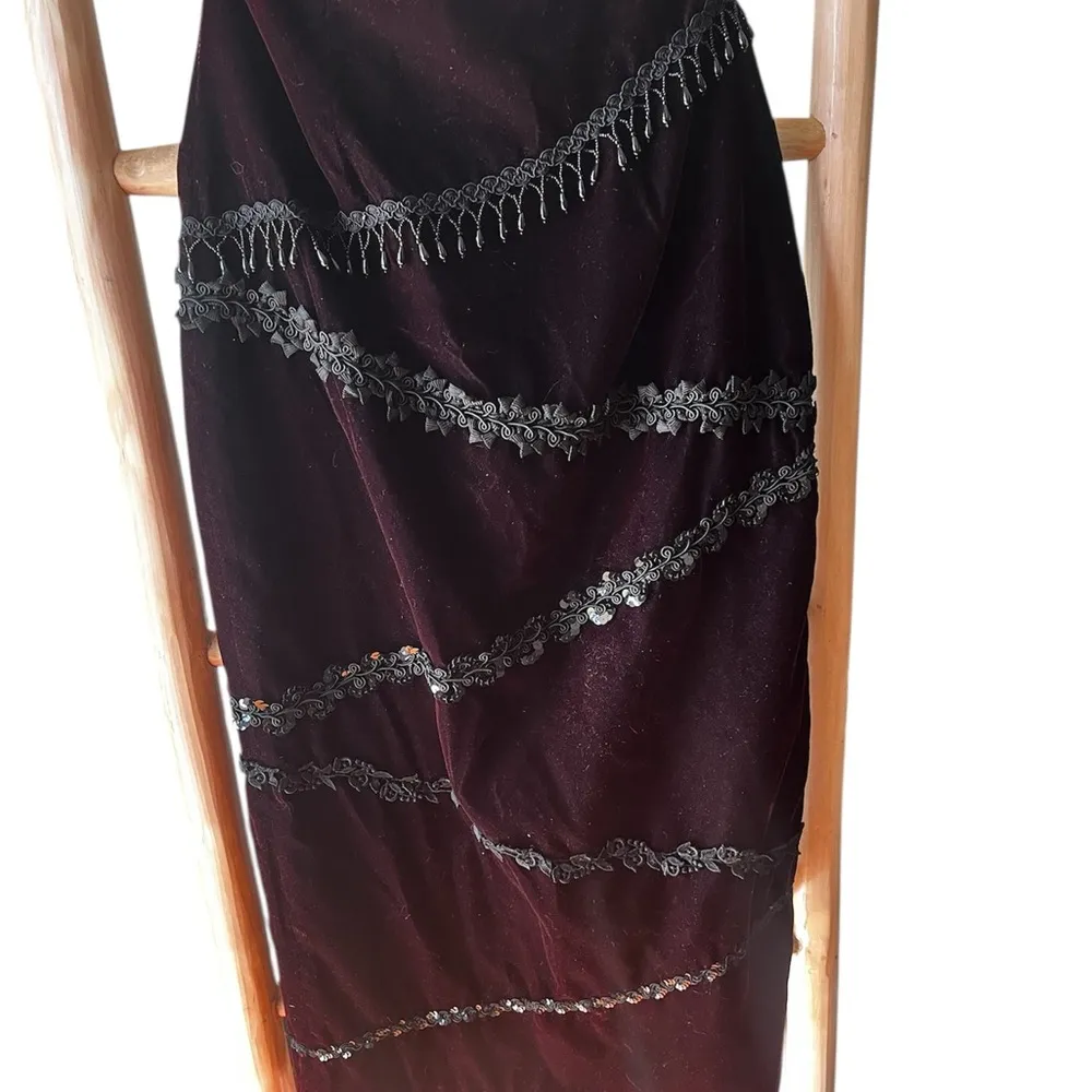 Red Sequin Embellished Midi Pencil Skirt - Image 7