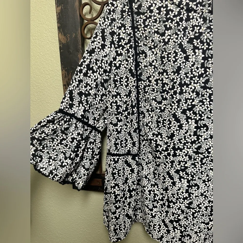 black/white floral 3/4 bell sleeves button neck top - Image 5