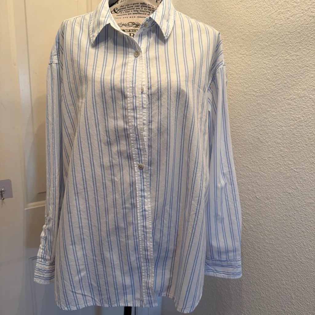 Universal Thread women’s Light Blue and White Striped Shirt - Image 3