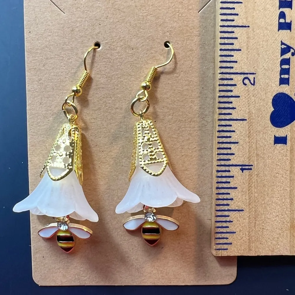 White Lucite Trumpet Flowers Bee Gold Tone Earrings - Image 3